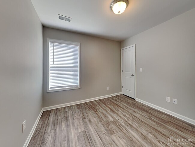 Building Photo - 415 Finch Ln