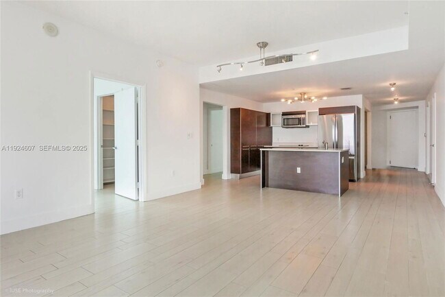 Building Photo - 1900 N Bayshore Dr