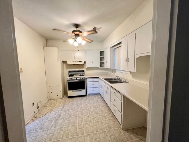 Building Photo - AVAILABLE NOW!