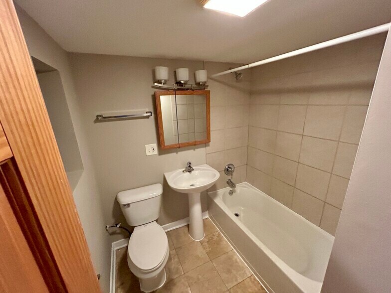 Building Photo - 1140 E Marquette Rd