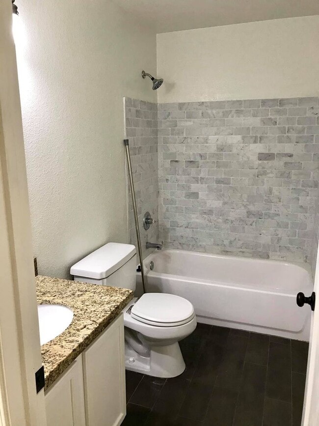 Building Photo - Spacious 3-bedroom plus den in North Phoenix