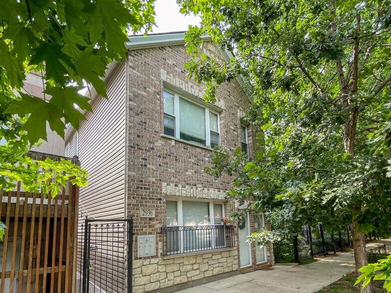 Primary Photo - 2936 N Hoyne Ave