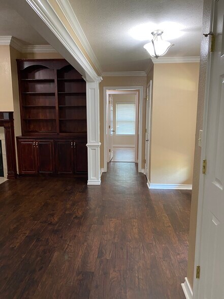 Building Photo - 6014 Castle Oaks