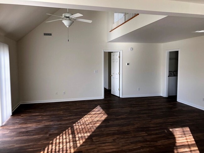 Building Photo - 3 bed 2.5 bath Spacious Home in Azalea Lakes