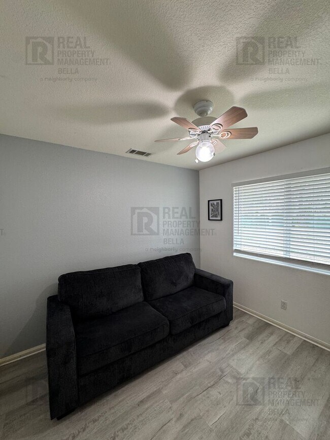 Building Photo - $750 MOVE-IN SPECIAL DISCOUNT AVAILABLE! Luxury Living Awaits: Stunning 4-Bedroom Cul-de-Sac Retr...