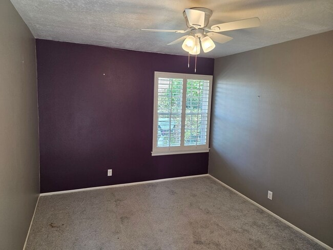 Building Photo - Large 3 bedroom home in quiet neighborhood cul-de-sac with amazing views