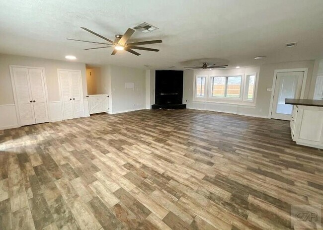 Building Photo - 443 Bayou View Dr