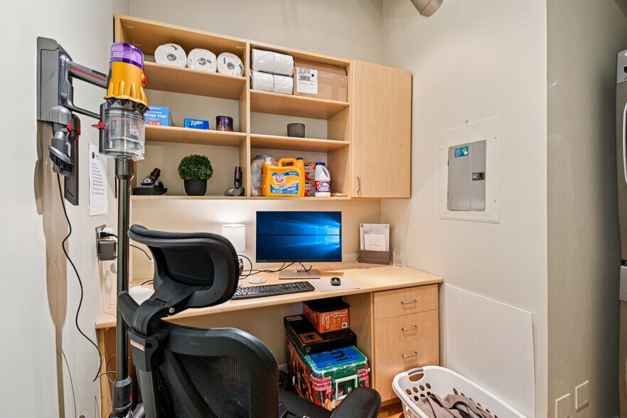 Building Photo - 333 S Desplaines St