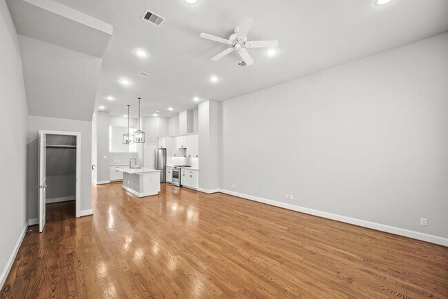Building Photo - 611 W 24th St