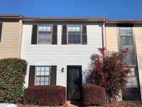 Building Photo - Remodeled Townhome off Lakeside Drive