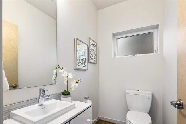 Building Photo - Contemporary 3 Bed 2.5 Bath Home with Rooftop Deck in Ballard