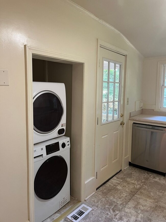 Building Photo - Quiet Forested 1 Bedroom Duplex