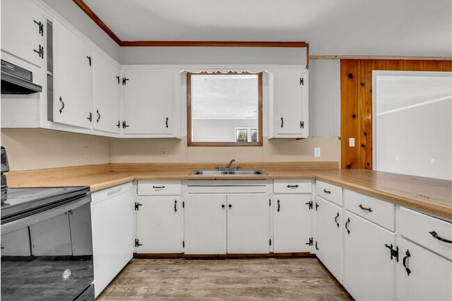 Building Photo - Renovated 4 Bedroom 2 Bath Home with Shop for Rent!