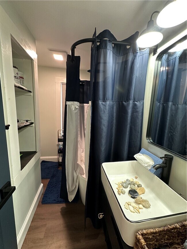 Building Photo - 1890 Clifford Ave