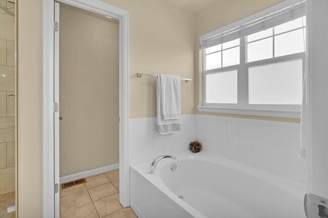 Building Photo - Immaculate 3 Bedroom Townhome Near Downtown COS