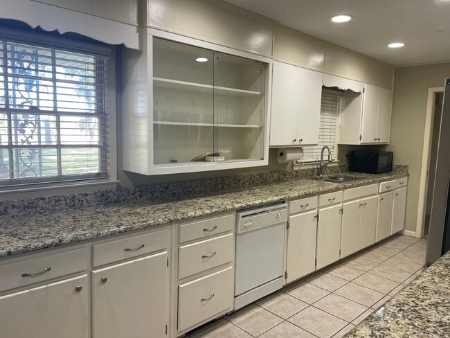 Building Photo - 3 Bedroom Home in North Lowndes County