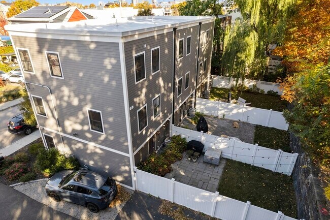 Building Photo - 50 Robey St