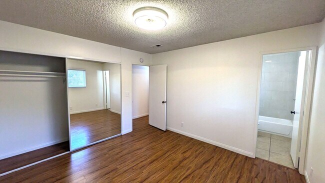 Building Photo - Move In Special!!!   Refreshed Single Level Home