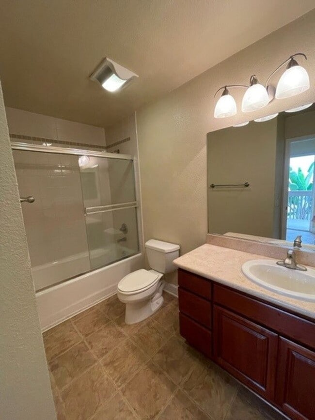 Building Photo - 2 bedroom, 2 bath top floor condo in La Jolla