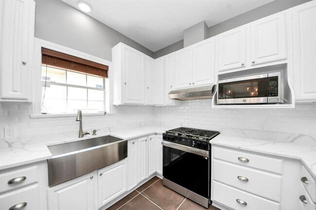 Building Photo - 6622 Park Ln