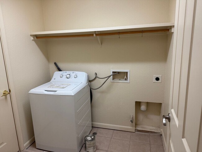 Building Photo - Updated Rental Available Now!
