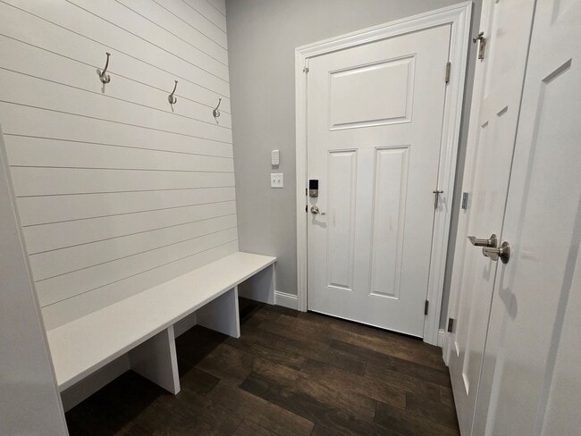 Building Photo - 6 Bedroom Home in Brookridge Estates