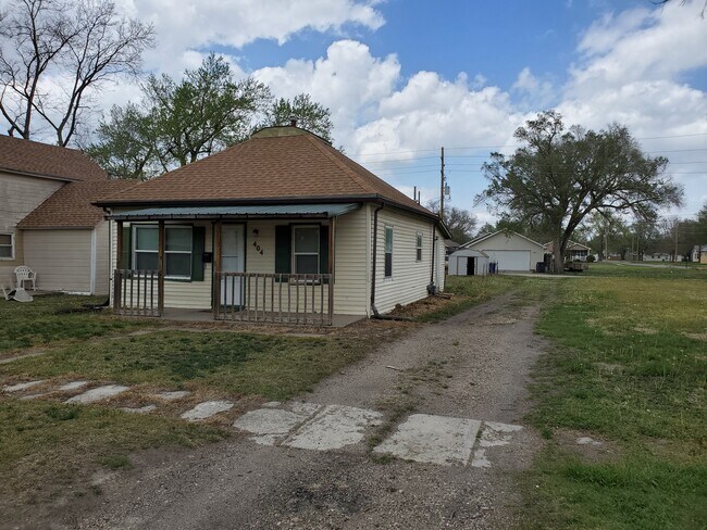 Driveway - 404 W 12th St