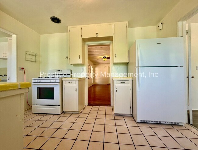 Building Photo - Spacious With Vintage Charm- 2/1 Centrally Located and Waiting For You!
