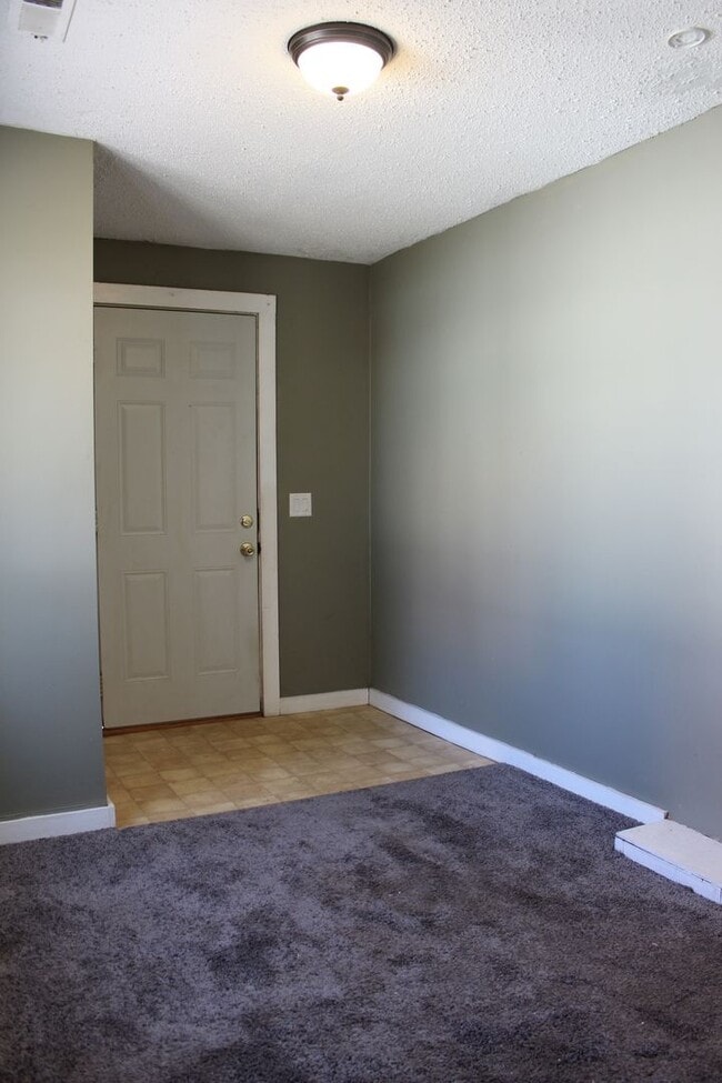 Building Photo - 3 Bedroom - one level