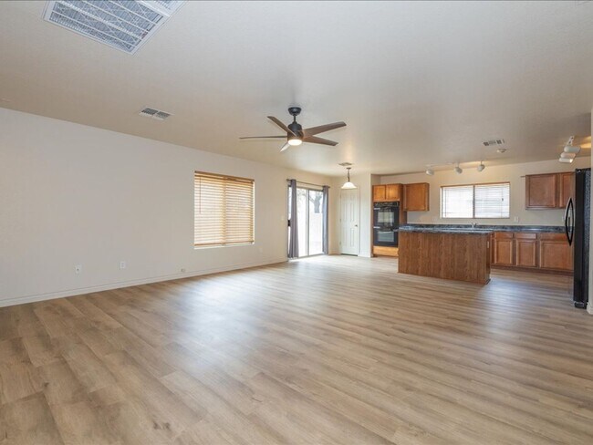 Building Photo - 3 Bedroom 2 Bathroom with Den
