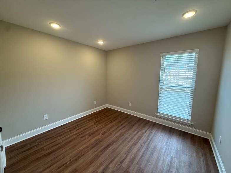 Building Photo - 110 Madisonville Dr