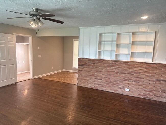 Building Photo - Awesome 4 or 5 Bedroom with 1.5 bath