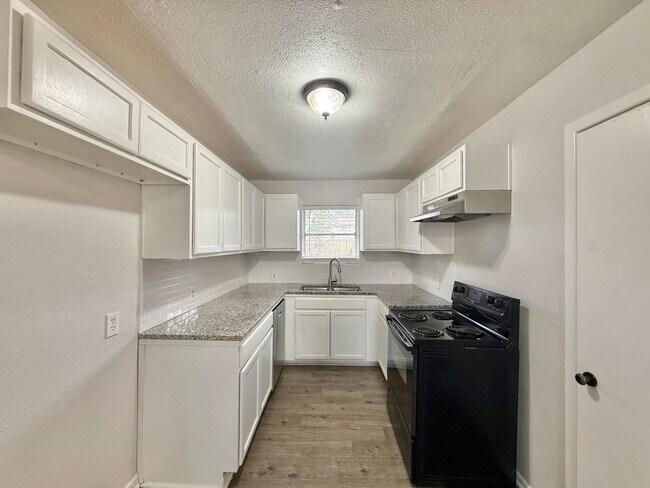 Building Photo - Tour Today! 3 Bed 1 Bath home in Tyler!