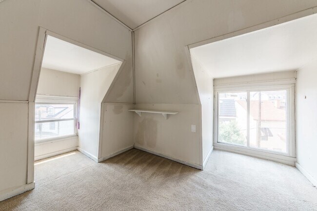 Building Photo - AVAILABLE AUGUST 2026 - Unique 3 Bedroom + den w/ Central AC in the South Side Slopes!