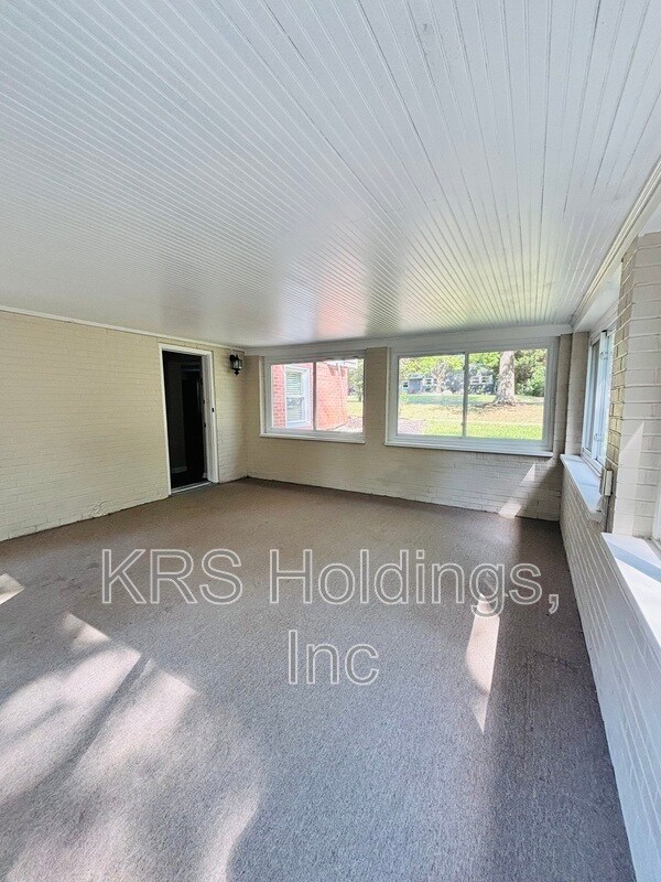 Building Photo - 2318 Penrose Dr