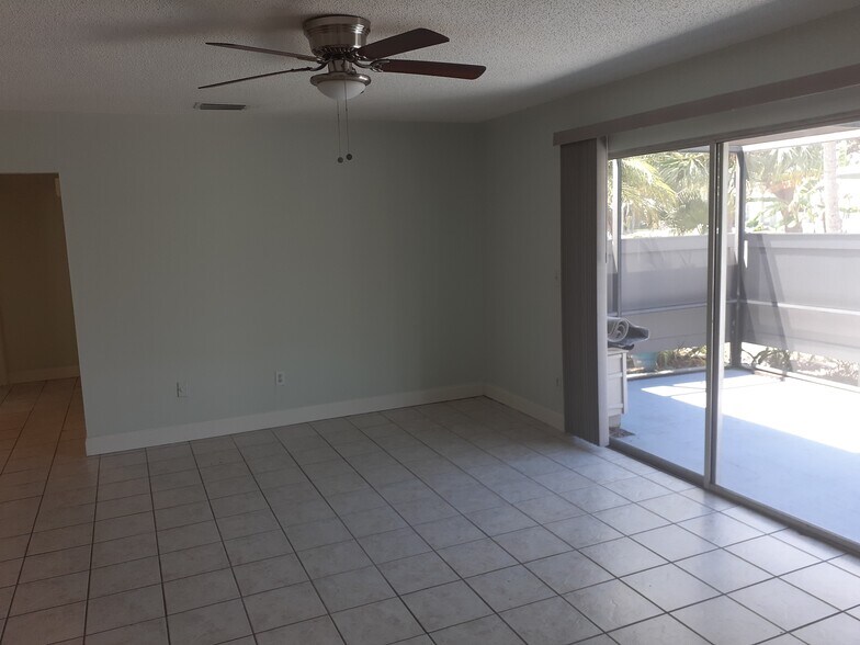 Building Photo - 3910 NW Cinnamon Tree Cir