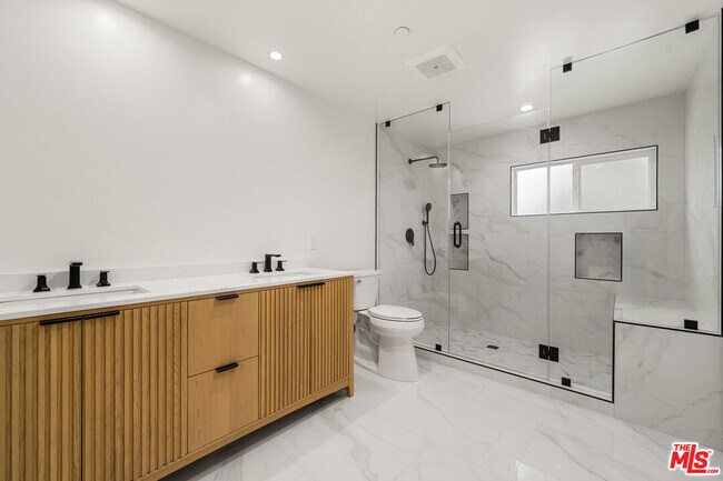 Building Photo - 4824 Saloma Ave
