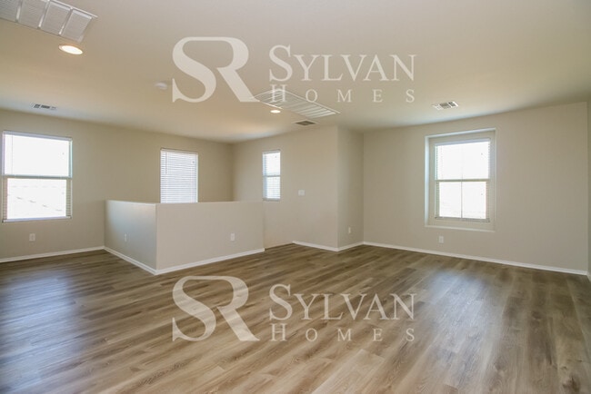 Building Photo - Spacious 4 bedroom home available now!