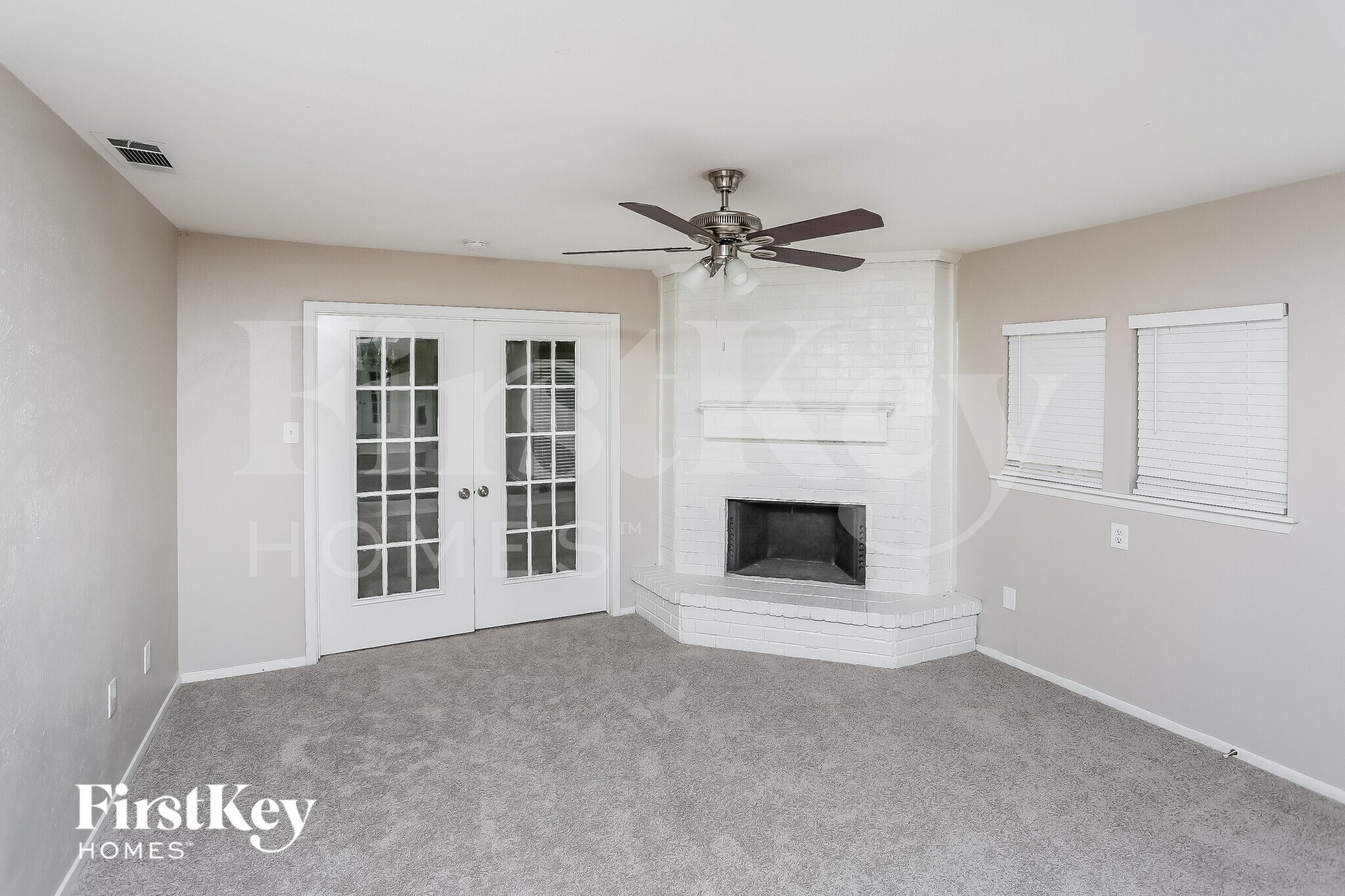 Building Photo - 5614 Sarasota Dr