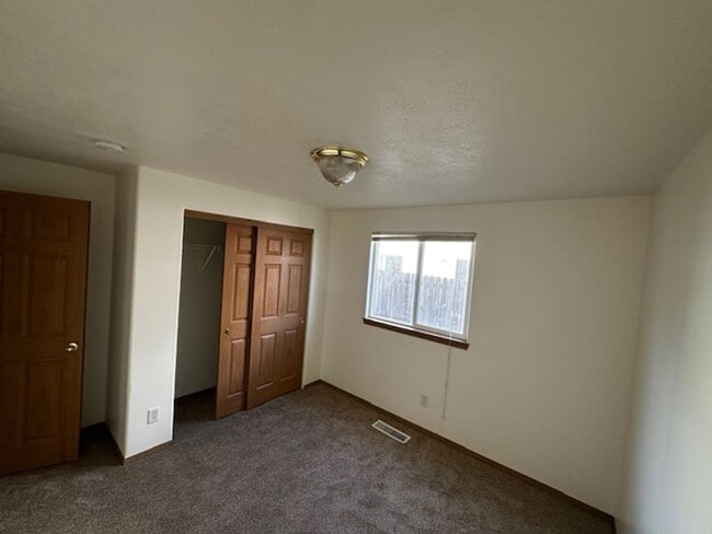 Building Photo - Clean 3 Bedroom 2 Bath Home In North Alban...