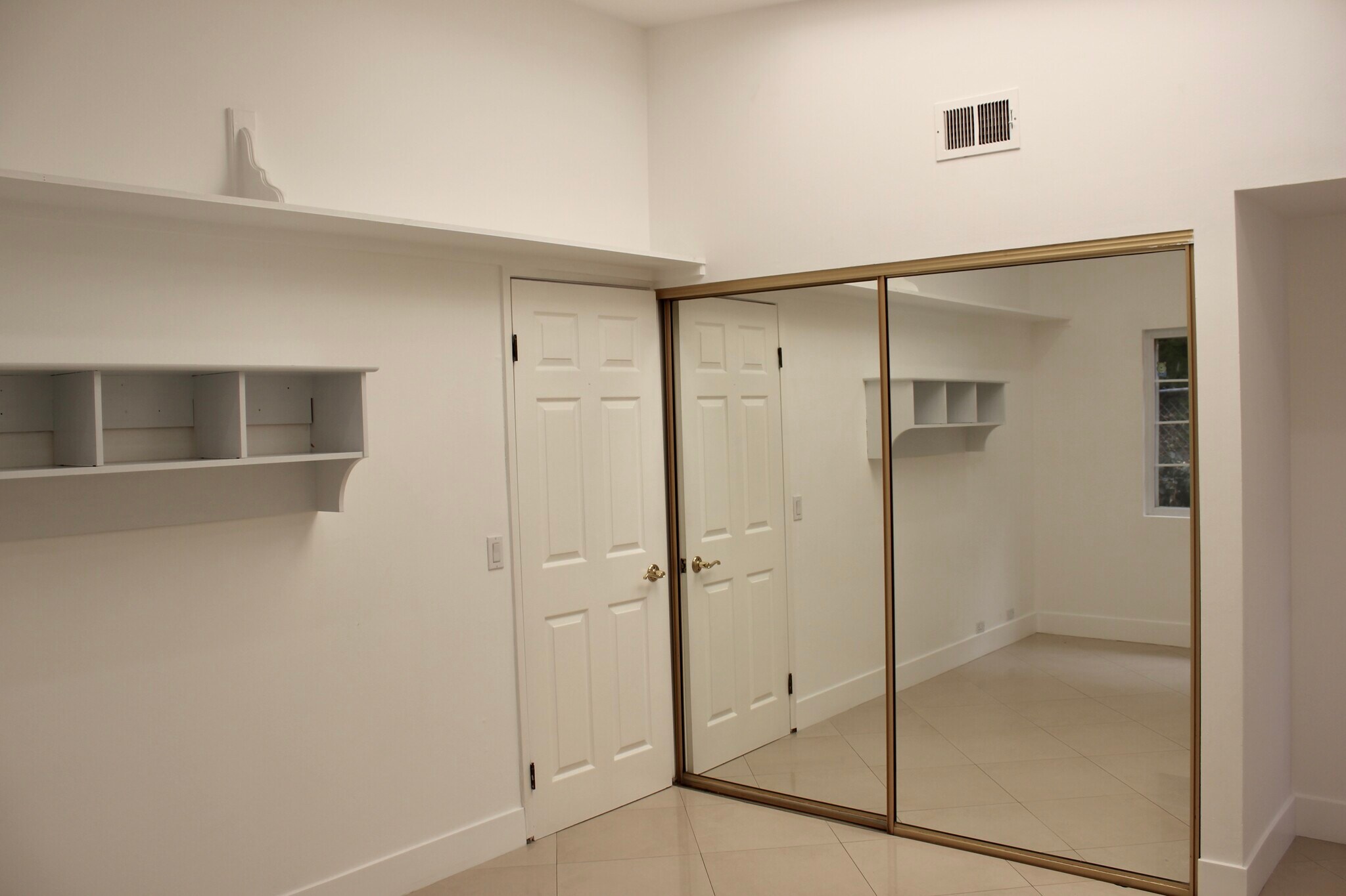 Building Photo - 1265 Bienveneda Ave
