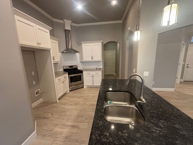Building Photo - Beautiful 4 bed, 2 bath WITH an Office and STORM SHELTER