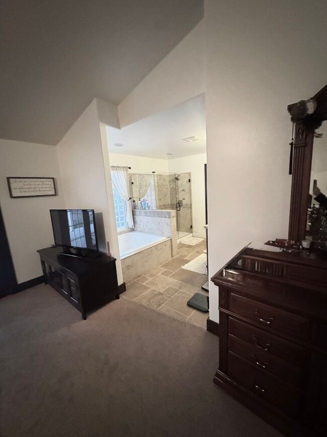 Building Photo - Charming 5 Bedroom One Story