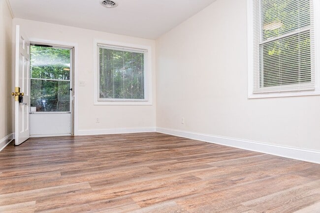 Building Photo - New Listing!