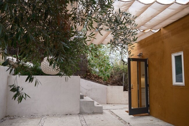 Building Photo - Serene 2bed /1 Bath Spanish Hideaway in He...