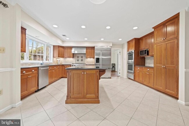 Building Photo - 10317 HICKORY Dr