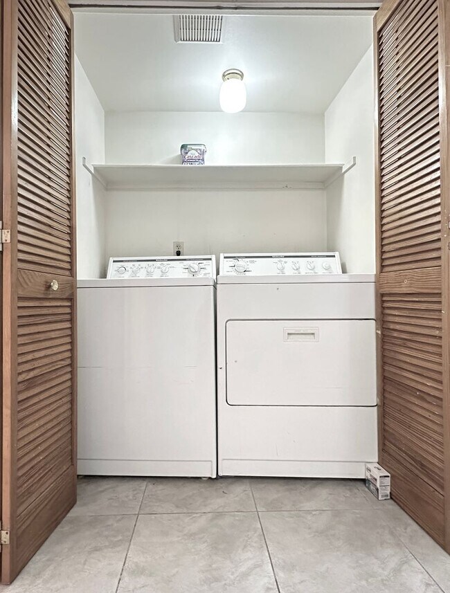 Building Photo - Lakeview Condo