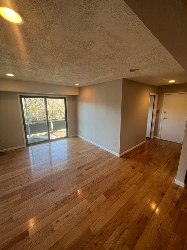 Building Photo - Cozy 3 Bedroom 1 Bathroom Condo- Conveniently Located at DC line