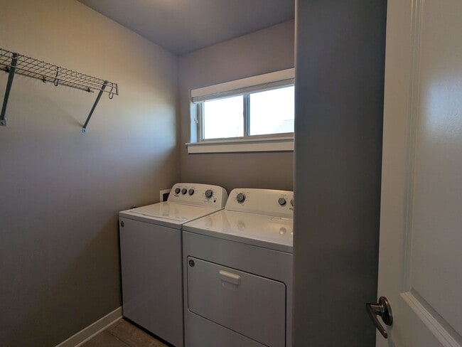 Building Photo - Newer 3 bedroom plus Den and Amenities in The Bridges