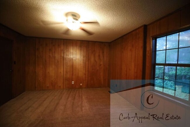 Building Photo - 3 Bedroom 2 Bath Home in Beautiful Neighborhood! A fenced back yard!!